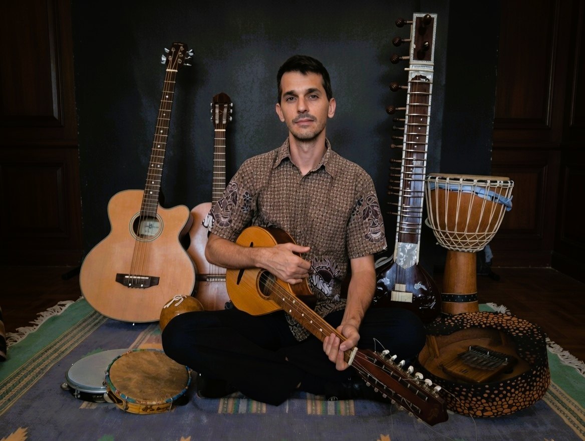 João with string instruments and percussion