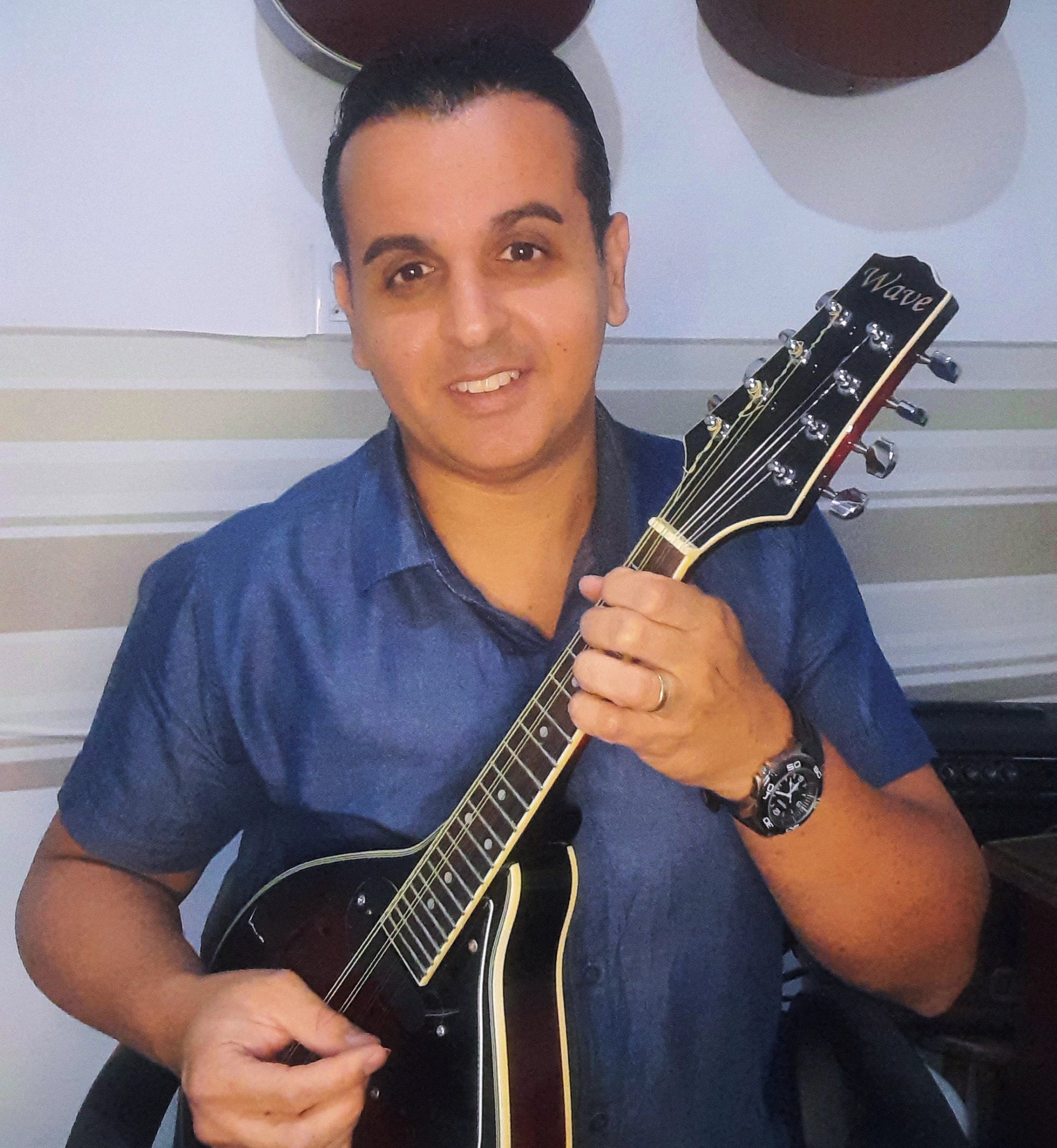 Thiago Zíngaro holding a string instrument
