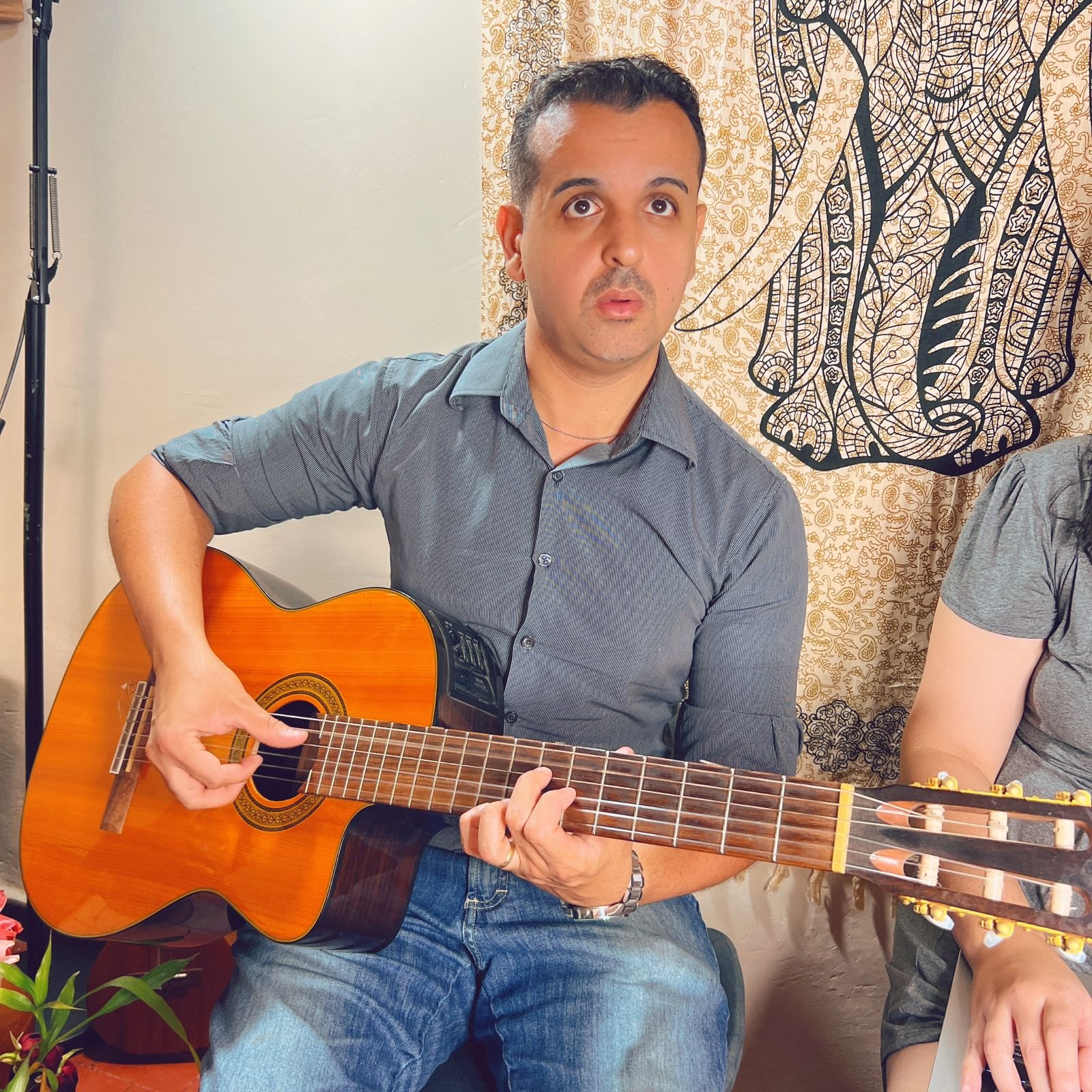 Thiago Zíngaro playing guitar