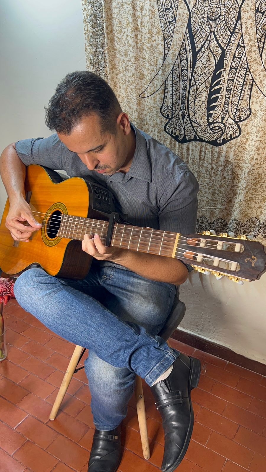 Thiago Zíngaro playing guitar